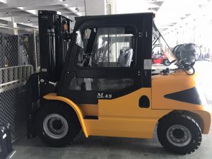Ανυψωτικό περονοφόρο με κλειστή καμπίνα
