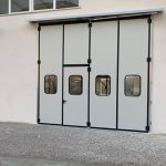 Αρθρωτή πόρτα με 4 πάνελ, με ανθρωποθυρίδα & παράθυρα